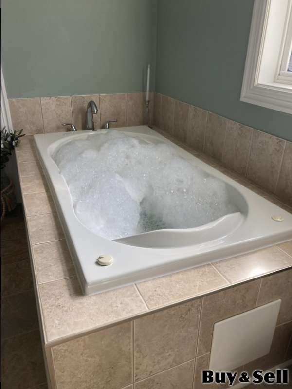 MAXX Whirlpool Tub
