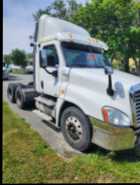 2011 Freightliner Cascadia 125 - Photo 2 of 5