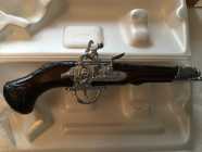 New (Vintage) Avon Duelling Pistol After Shave( Full ...