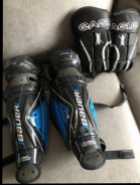 Ball hockey equipment and baseball glove - Photo 3 of 5