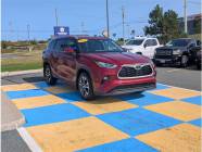 2022 Toyota Highlander XLE 4dr All-Wheel Drive  - Photo 2 of 19