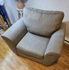 Comfortable chair in pristine condition - Photo 2 of 3