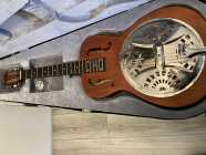 Dobro guitar  - Photo 1 of 6