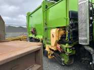 Garbage truck - Photo 1 of 2