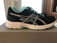 Ladies ASICS Gel Sneakers-Size 7.5 (NEW)