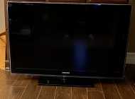 SAMSUNG 40” TV With the Roku Express Streaming kit