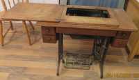 SINGER SEWING MACHINE - Photo 1 of 6