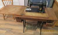 SINGER SEWING MACHINE - Photo 3 of 6