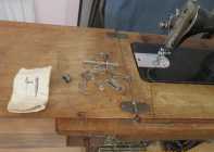 SINGER SEWING MACHINE - Photo 4 of 6