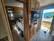 Springdale 303BH travel trailer - Photo 4 of 10